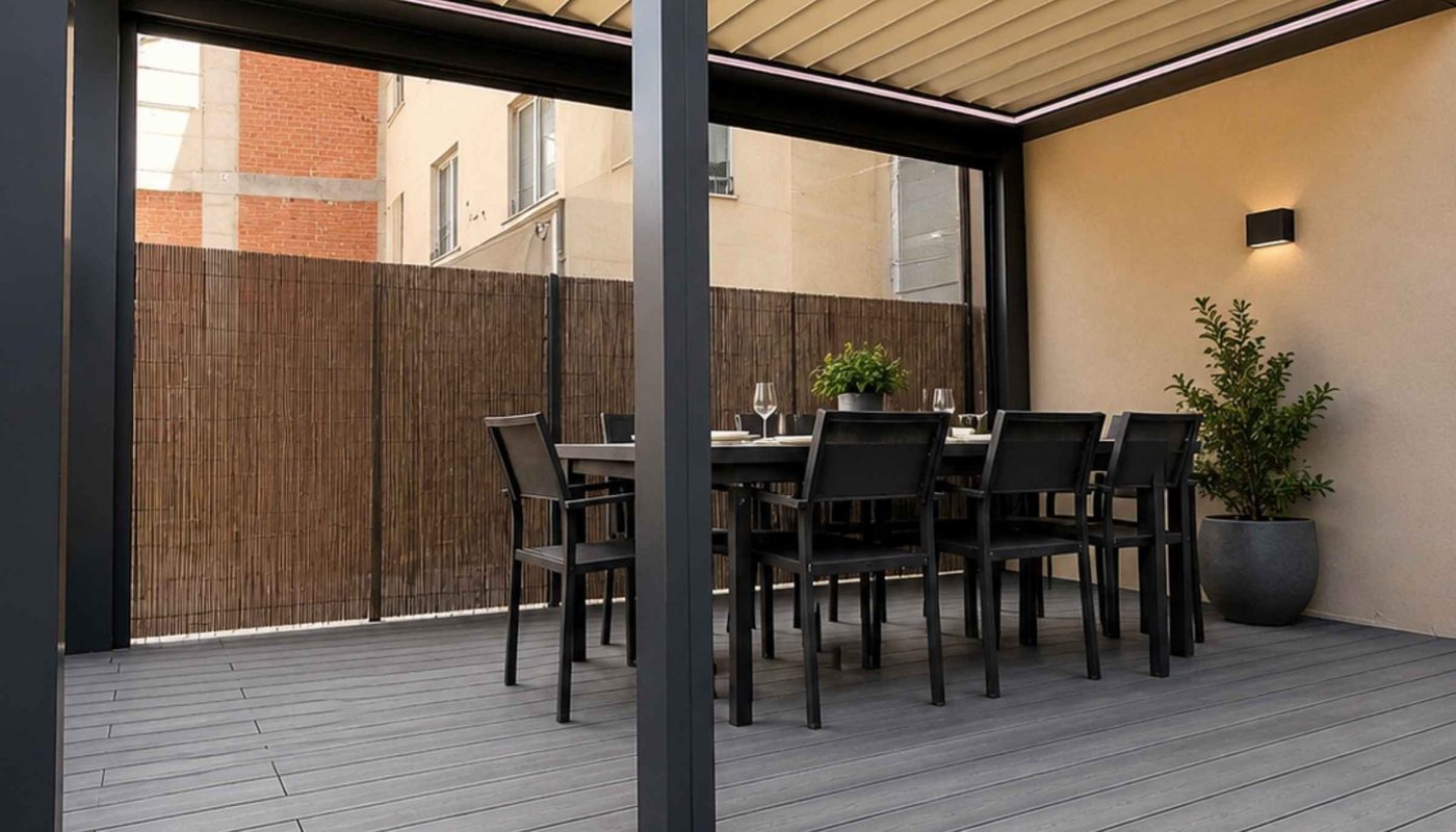 Tarima composite gris en terraza comedor bajo pérgola bioclimática