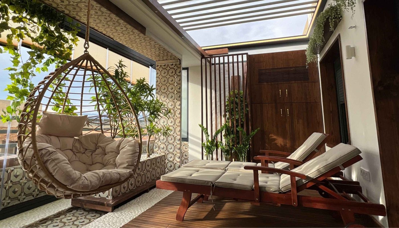 Suelo de composite imitación madera en porche con pérgola bioclimática junto a piscina